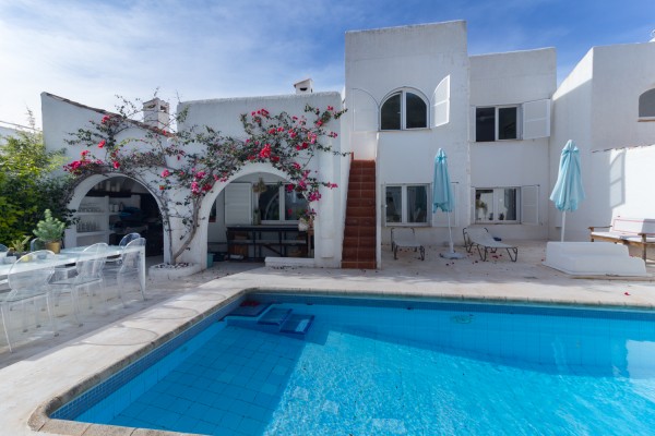 Lichtdurchflutete Villa im menorquinischen Stil mit Pool