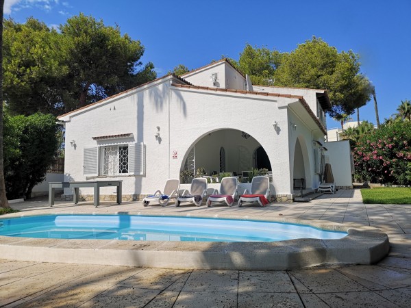 4-bedroom villa with pool 
