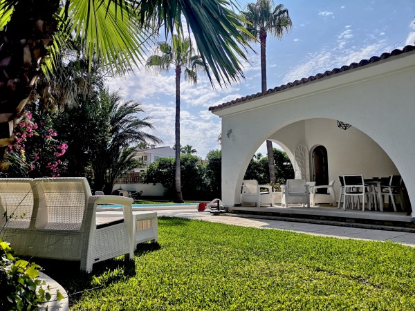 4-bedroom villa with pool 