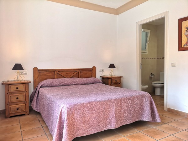 4-bedroom villa with pool 
