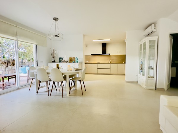 Mediterranean villa for 8 guests at 100m from the beach