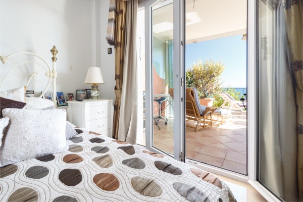 Planta baja soleada jardín y vistas al mar