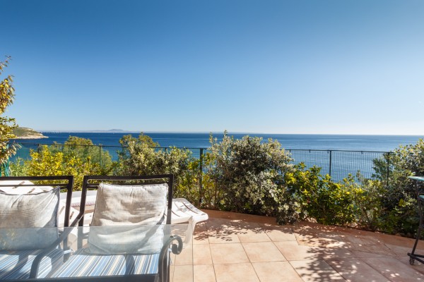 Planta baja soleada jardín y vistas al mar