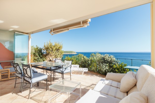 Planta baja soleada jardín y vistas al mar