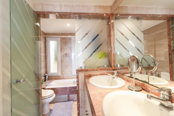 Planta baja soleada jardín y vistas al mar