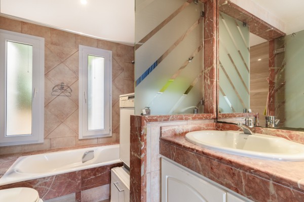 Planta baja soleada jardín y vistas al mar