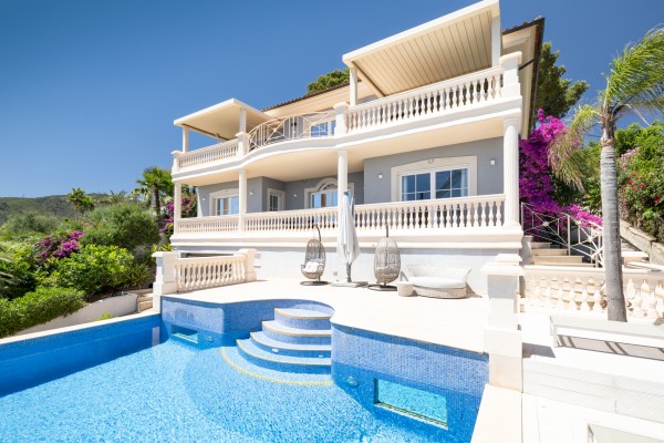 Chalet orientado al sur con piscina y vistas al mar