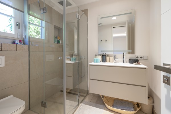 Chalet orientado al sur con piscina y vistas al mar