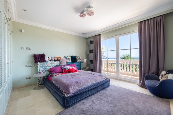 Chalet orientado al sur con piscina y vistas al mar