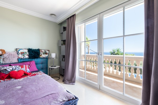 Chalet orientado al sur con piscina y vistas al mar