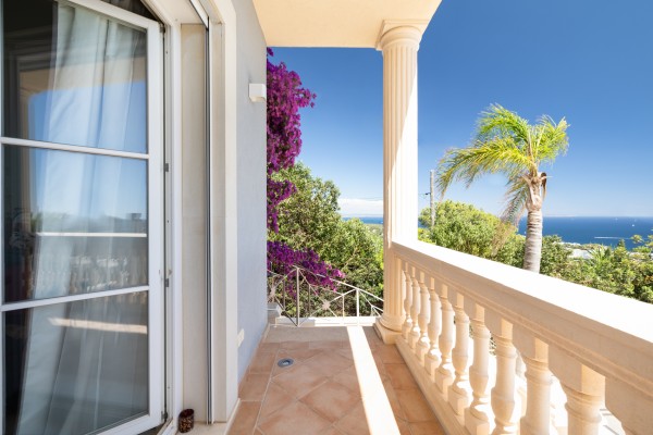 Chalet orientado al sur con piscina y vistas al mar