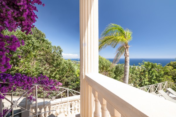 Chalet orientado al sur con piscina y vistas al mar