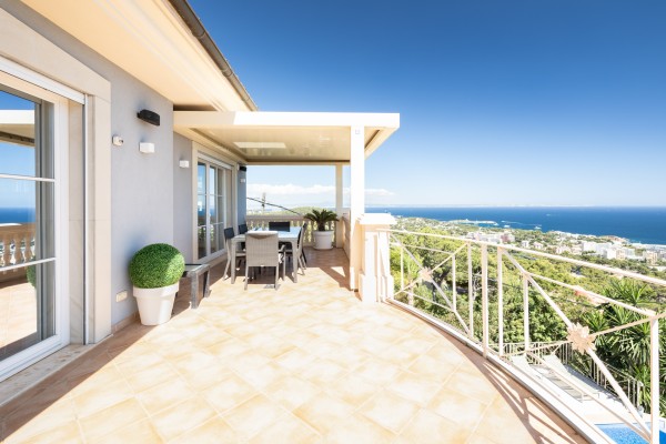 Chalet orientado al sur con piscina y vistas al mar