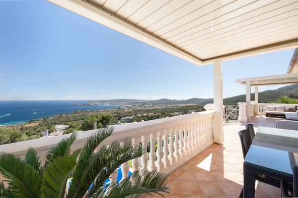 Chalet orientado al sur con piscina y vistas al mar