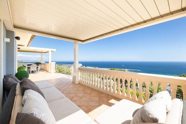 Chalet orientado al sur con piscina y vistas al mar