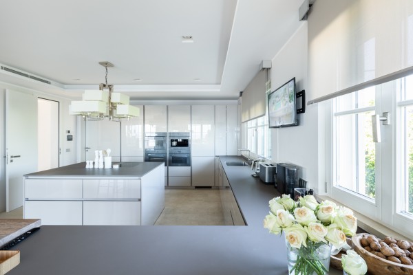 Chalet orientado al sur con piscina y vistas al mar