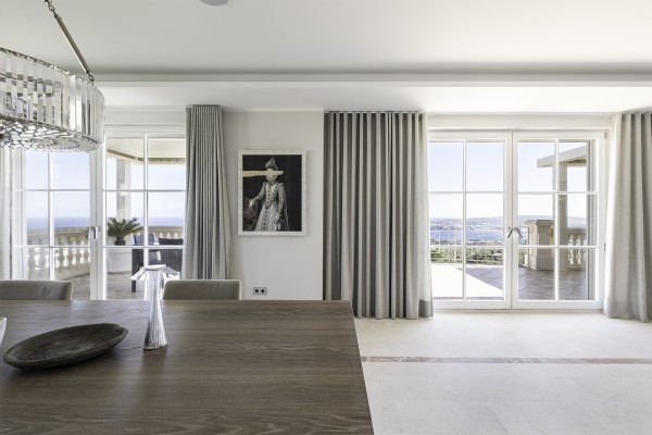 Chalet orientado al sur con piscina y vistas al mar