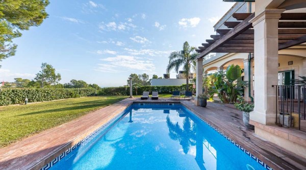 Mediterrane Villa mit großem Stil und Aussicht