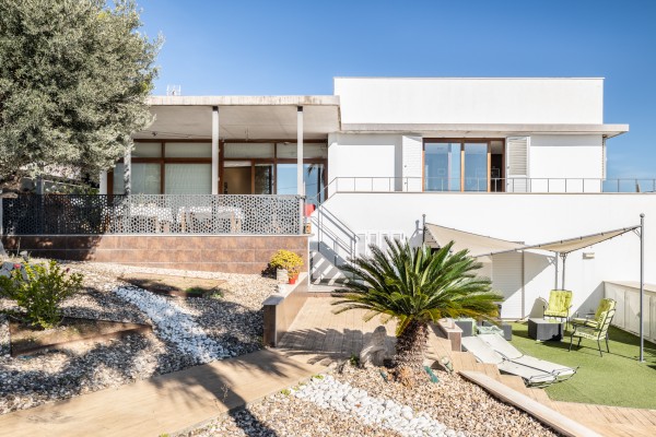 Modern villa with sea views in sought-after area