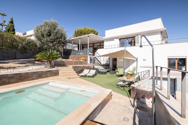 Modern villa with sea views in sought-after area