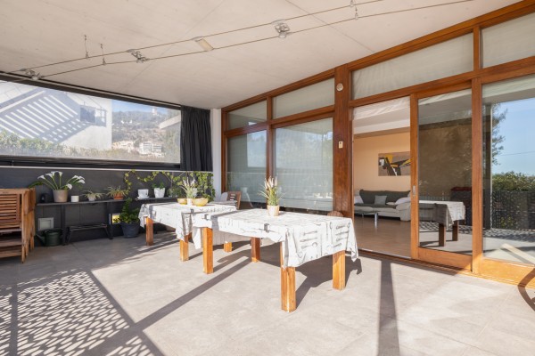 Modern villa with sea views in sought-after area