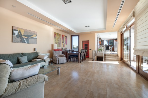 Modern villa with sea views in sought-after area