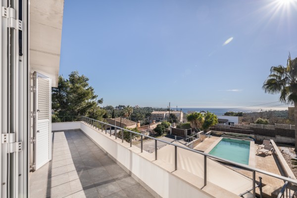 Modern villa with sea views in sought-after area