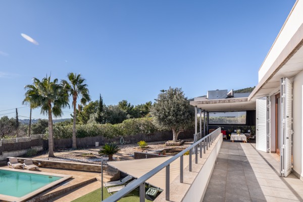 Modern villa with sea views in sought-after area