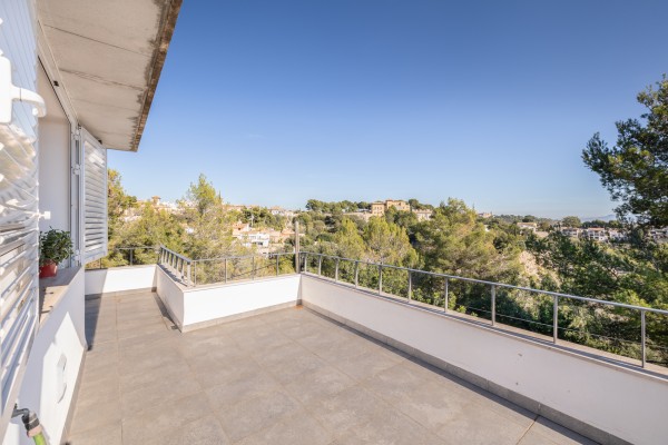 Modern villa with sea views in sought-after area