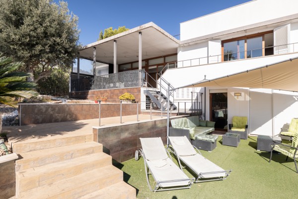 Modern villa with sea views in sought-after area