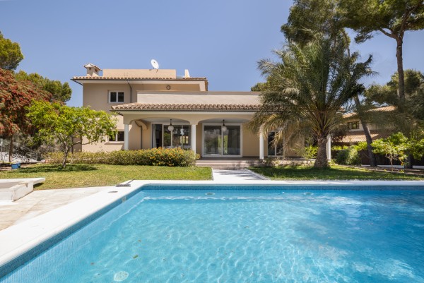 Villa with pool and large garage for several cars in Sol de Mallorca