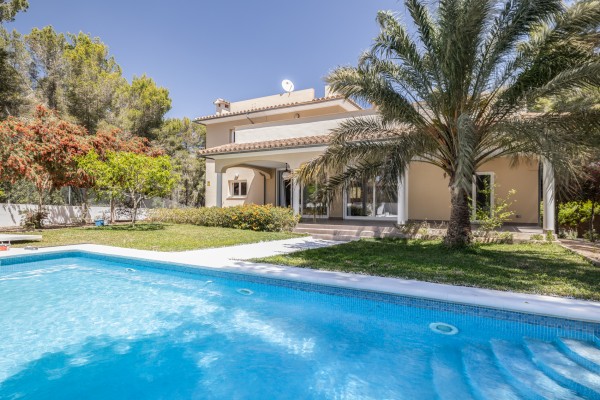 Villa with pool and large garage for several cars in Sol de Mallorca