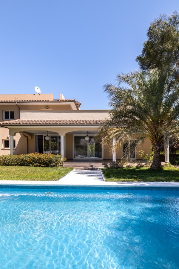 Villa with pool and large garage for several cars in Sol de Mallorca