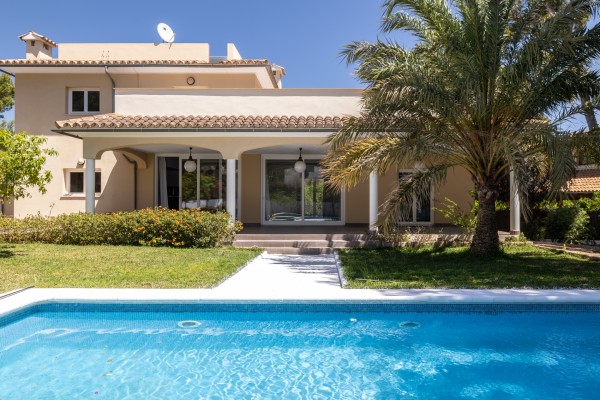 Villa with pool and large garage for several cars in Sol de Mallorca
