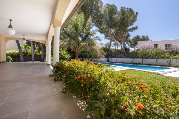 Villa with pool and large garage for several cars in Sol de Mallorca