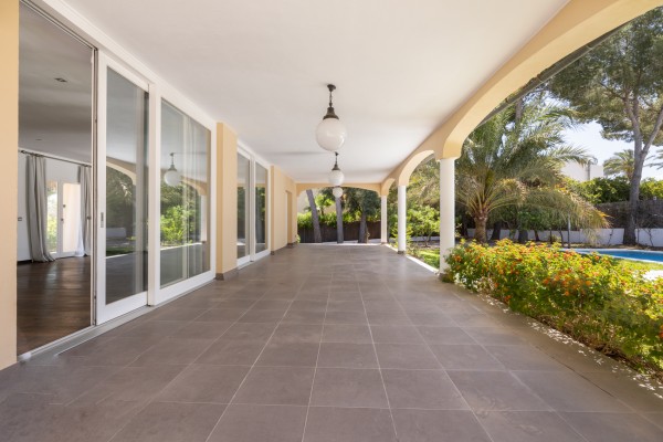 Villa with pool and large garage for several cars in Sol de Mallorca
