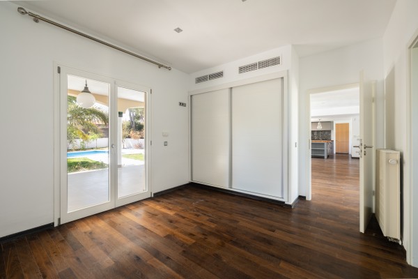 Villa with pool and large garage for several cars in Sol de Mallorca