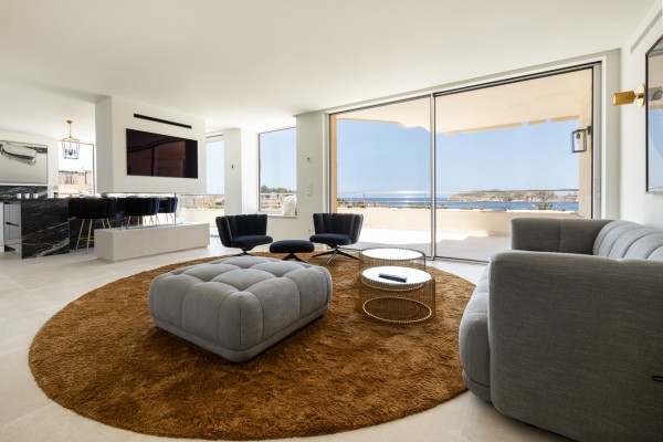 Ático vanguardista con piscina infinita y acabados exclusivos