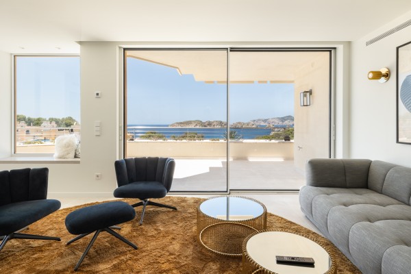 Ático vanguardista con piscina infinita y acabados exclusivos