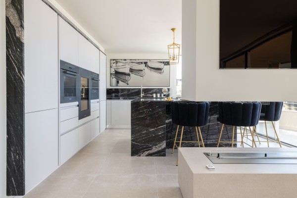 Ático vanguardista con piscina infinita y acabados exclusivos