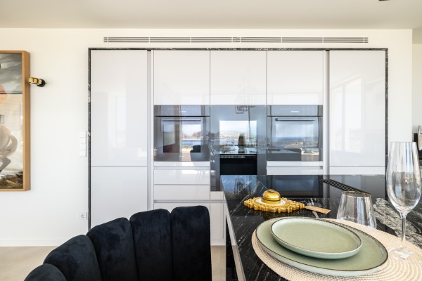 Ático vanguardista con piscina infinita y acabados exclusivos