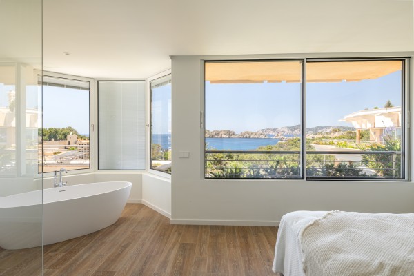 Ático vanguardista con piscina infinita y acabados exclusivos