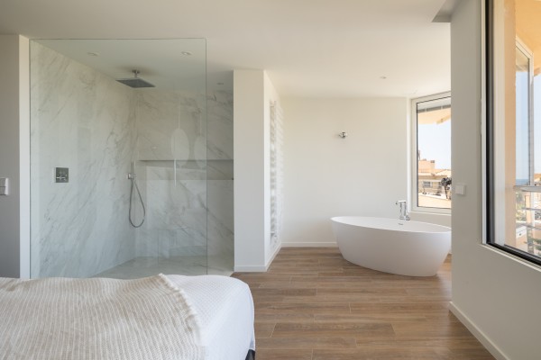 Ático vanguardista con piscina infinita y acabados exclusivos