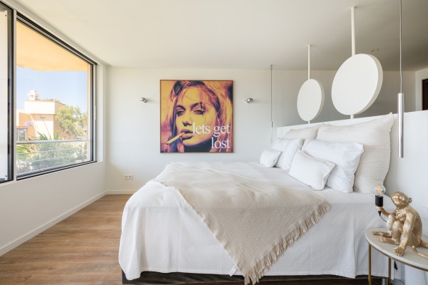 Ático vanguardista con piscina infinita y acabados exclusivos