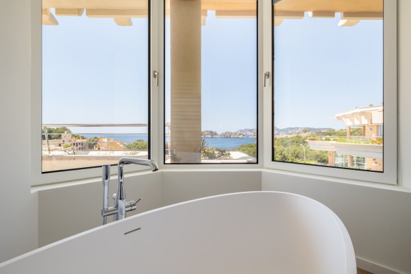 Ático vanguardista con piscina infinita y acabados exclusivos