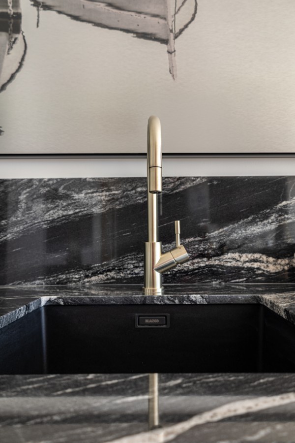 Ático vanguardista con piscina infinita y acabados exclusivos