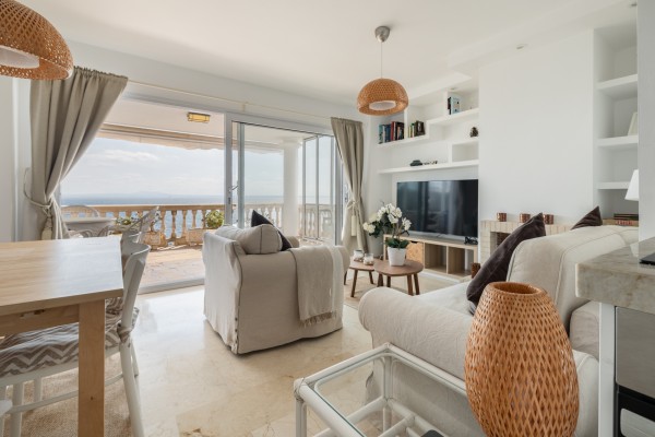 Flat with unique views on the seafront in Illetas
