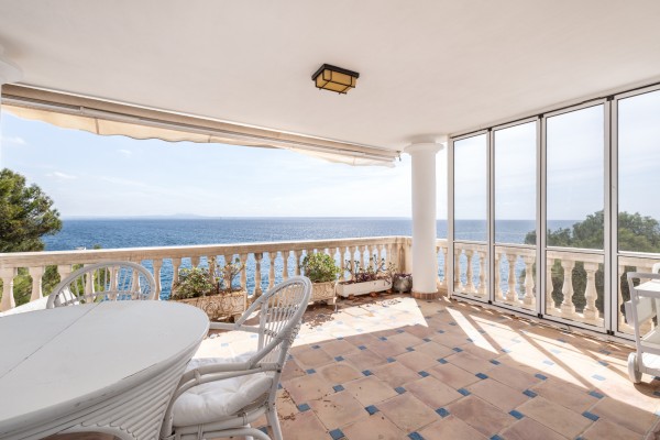 Flat with unique views on the seafront in Illetas