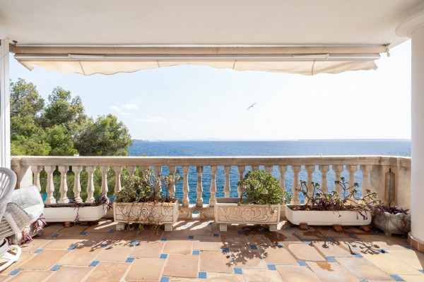 Flat with unique views on the seafront in Illetas