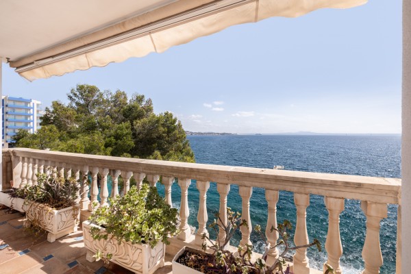Flat with unique views on the seafront in Illetas